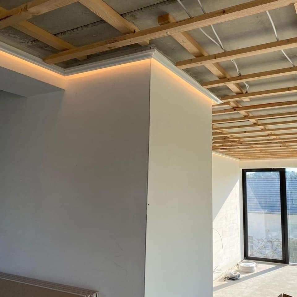 Abgehängte Trockenbaudecke mit schwarzem Fensterrahmen
