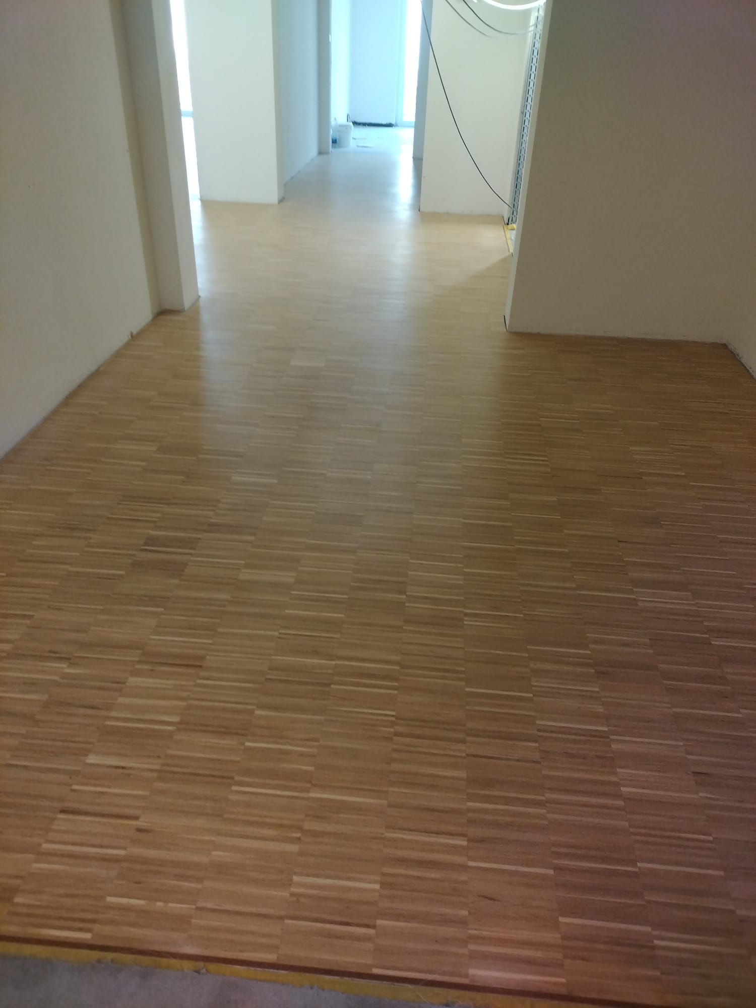 Flur mit verlegtem Industrieparkett