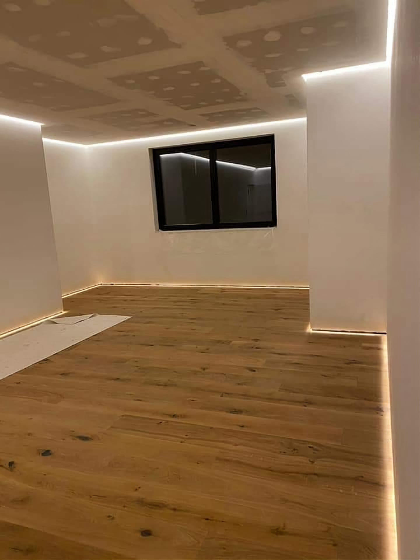 Wohnraum mit Parkett und abgehängter Trockenbaudecke