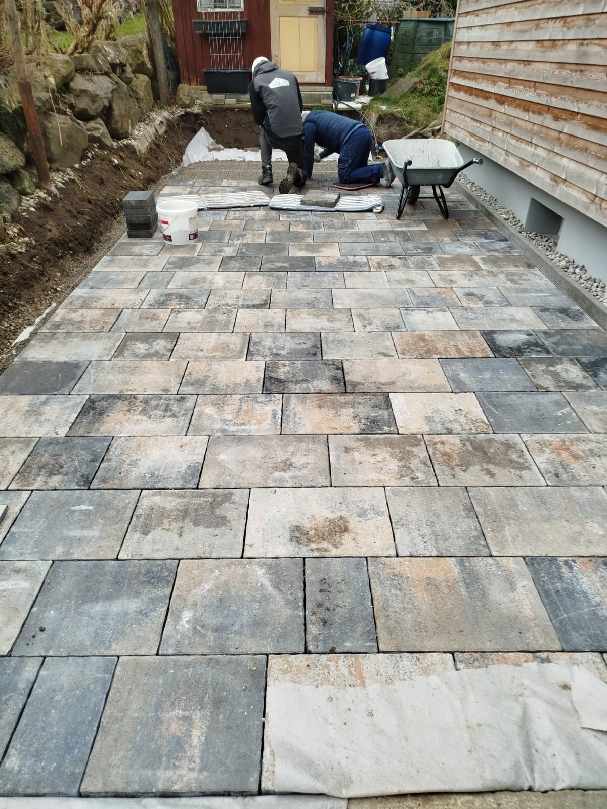 Terrasse mit neu verlegtem Pflaster