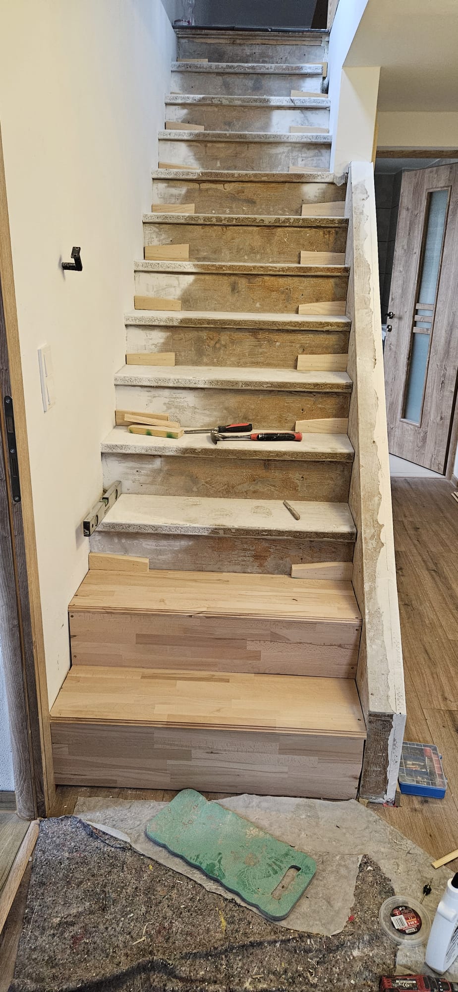 Treppenrenovierung mit neuen Massivholzstufen