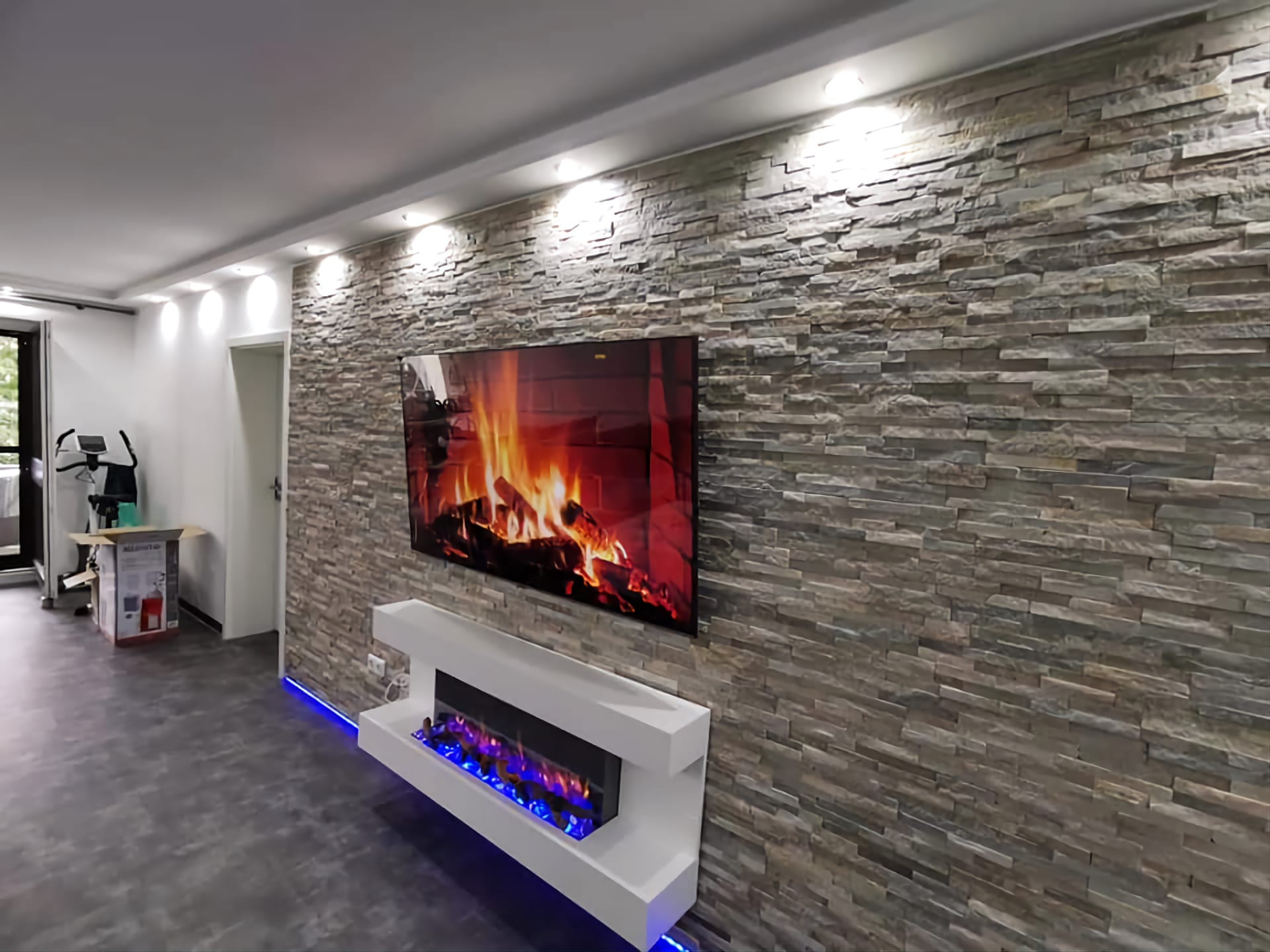 Modern renoviertes Wohnzimmer mit dekorativer Steinwand